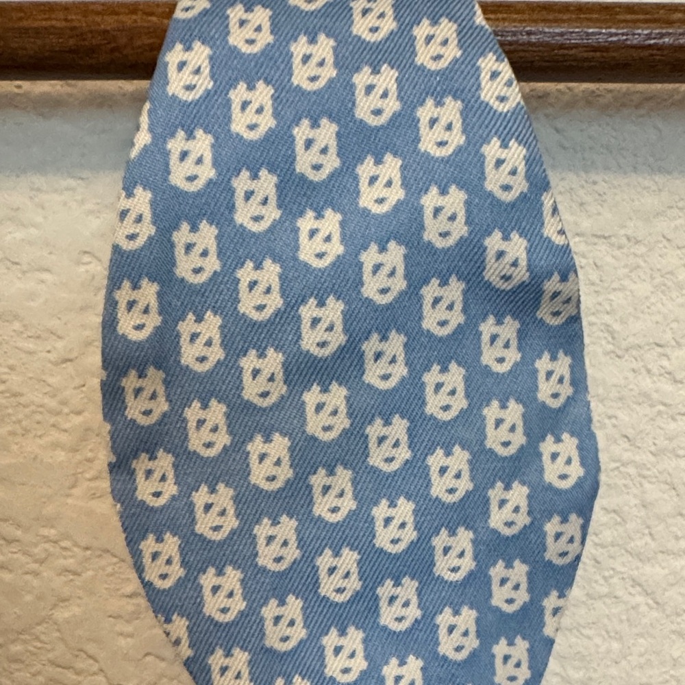 Vineyard Vines UNC Bow Tie - Picture 4 of 4